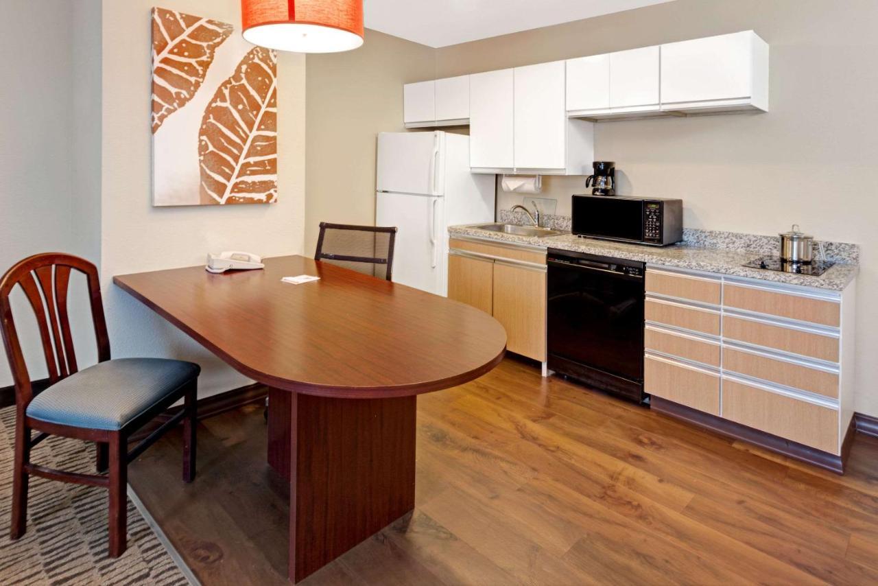 Mainstay Suites Detroit ฟาร์มิงตันฮิลส์ ภายนอก รูปภาพ