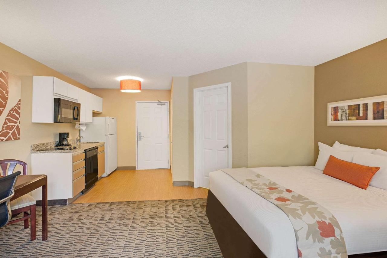Mainstay Suites Detroit ฟาร์มิงตันฮิลส์ ภายนอก รูปภาพ