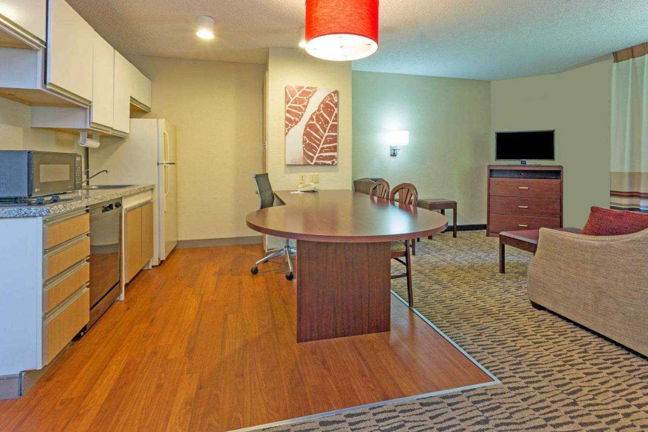 Mainstay Suites Detroit ฟาร์มิงตันฮิลส์ ภายนอก รูปภาพ