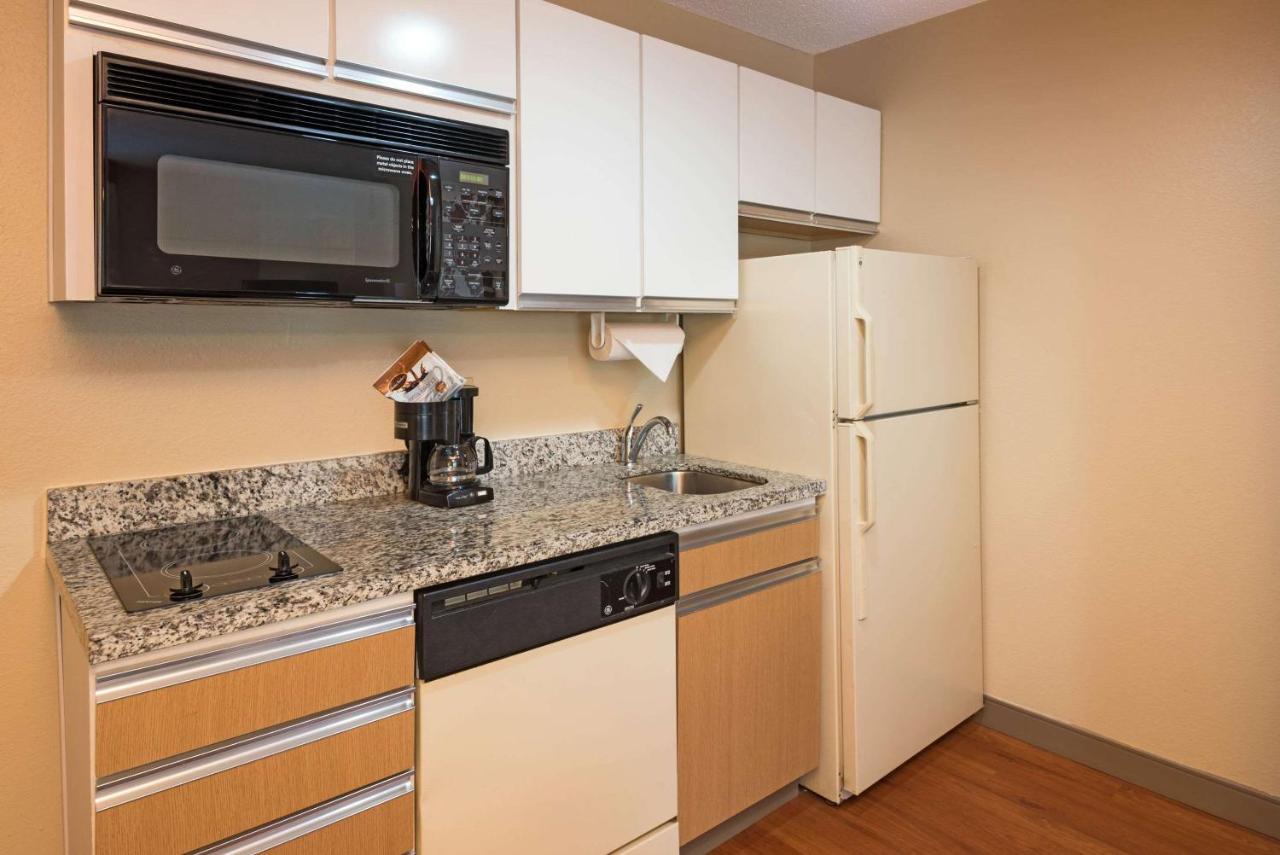 Mainstay Suites Detroit ฟาร์มิงตันฮิลส์ ภายนอก รูปภาพ