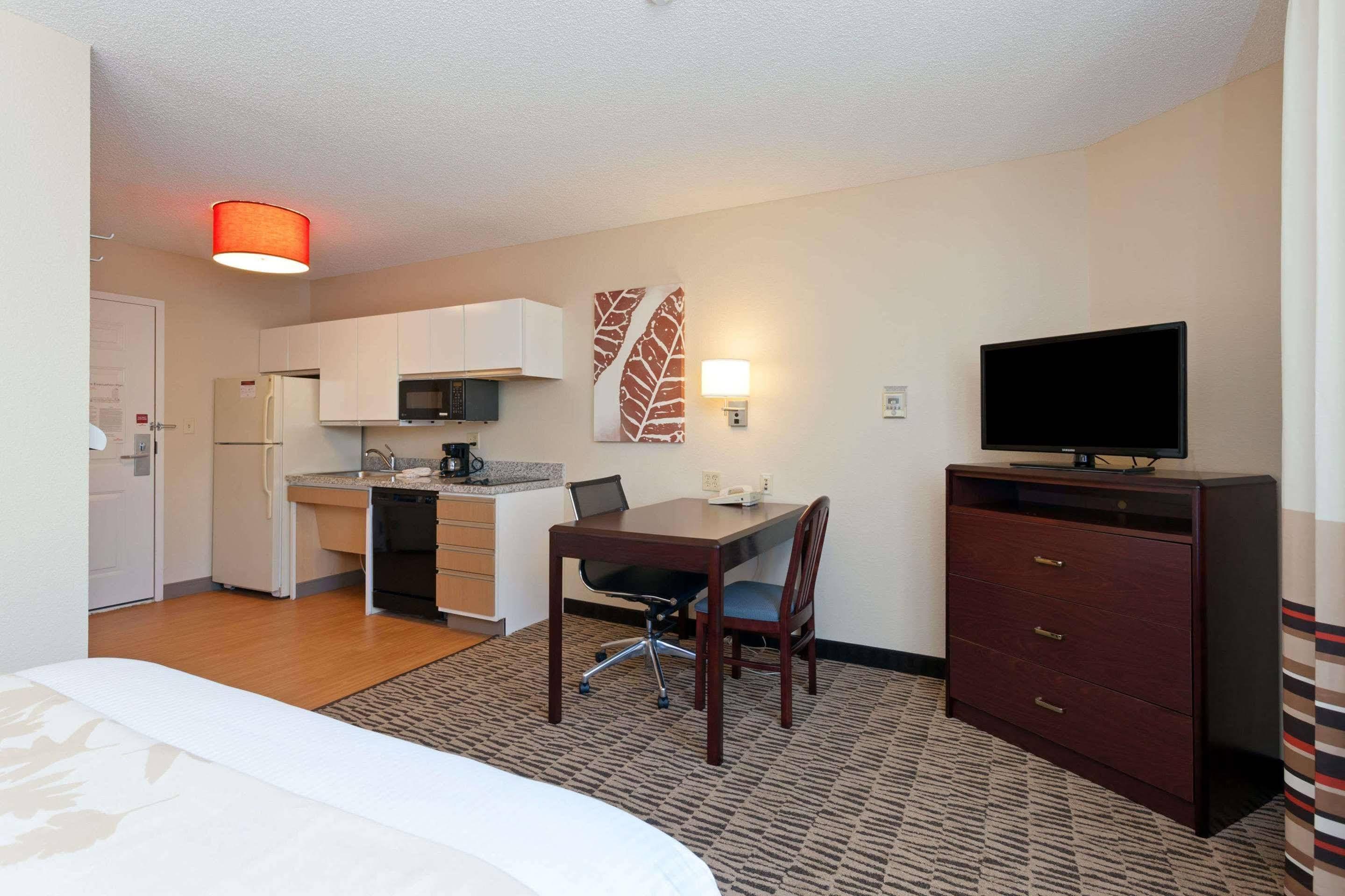 Mainstay Suites Detroit ฟาร์มิงตันฮิลส์ ภายนอก รูปภาพ