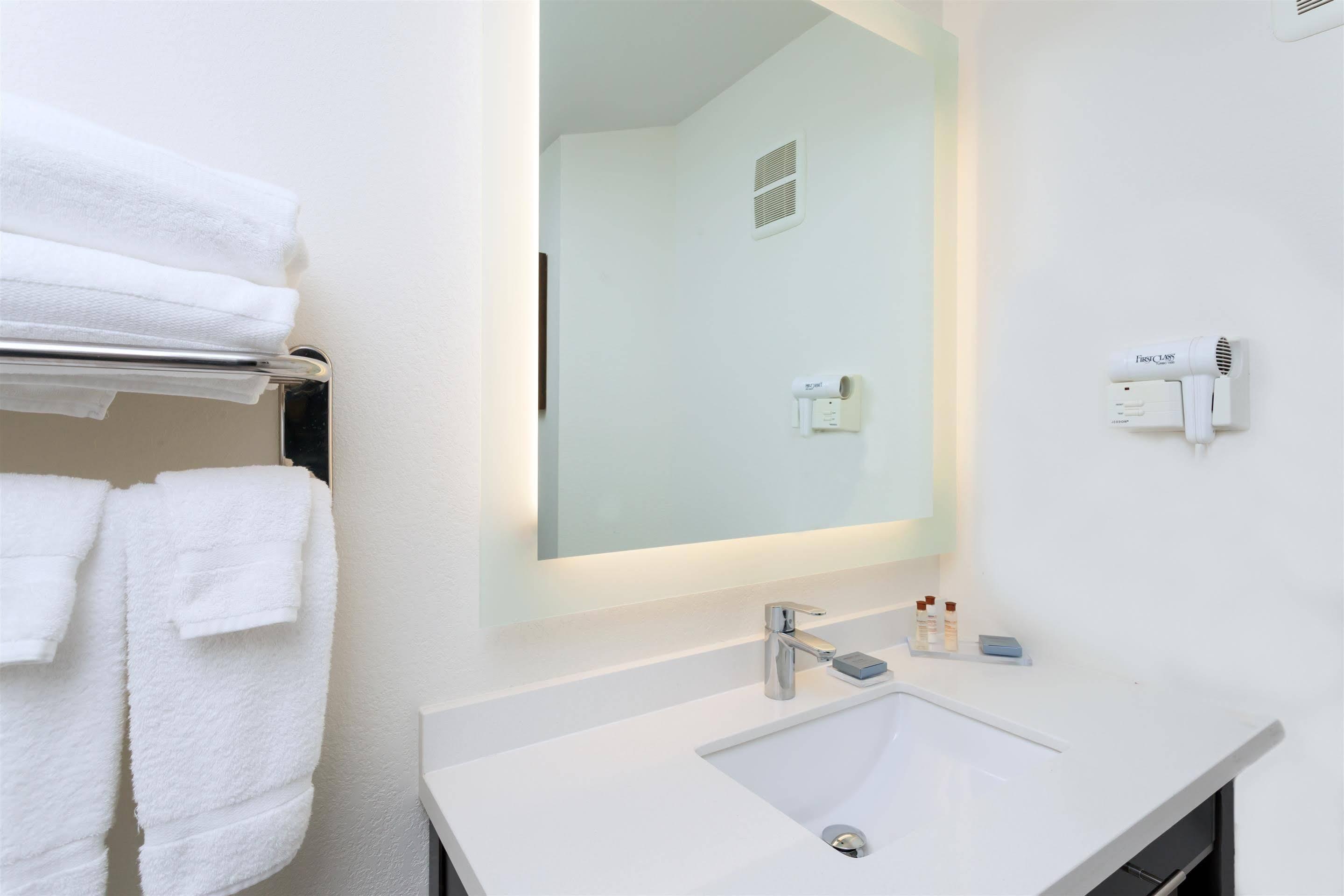 Mainstay Suites Detroit ฟาร์มิงตันฮิลส์ ภายนอก รูปภาพ